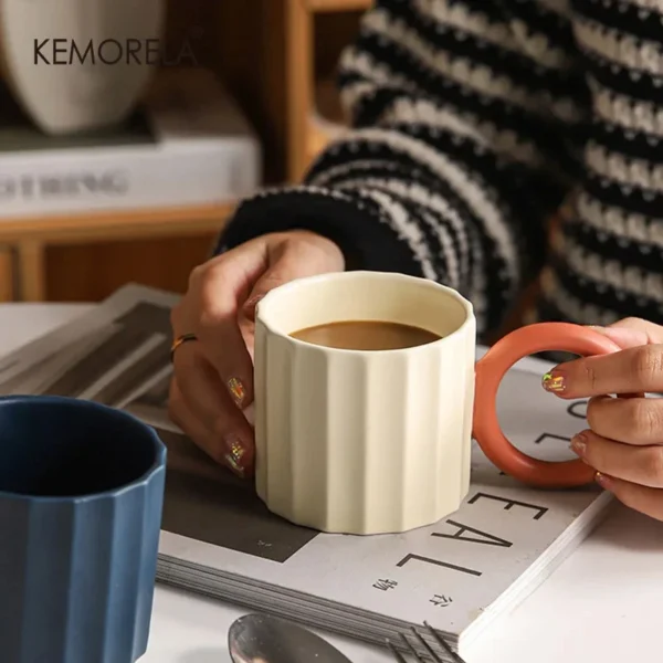 Caneca de Cerâmica Nórdica com Alça Redonda KEMORELA - Imagem 3